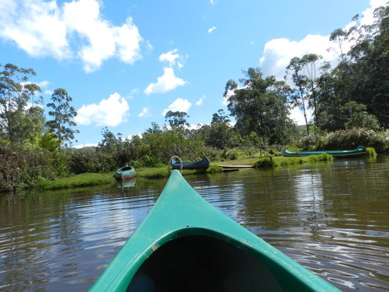 Mit einem Kanu setzt man auf die nur wenige Meter entfernte Insel nahe der Vakona-Lodga über.