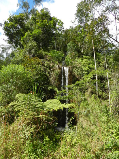 An diesem kleinen Wasserfall vorbei geht es in die Ortschaft Andasibe.