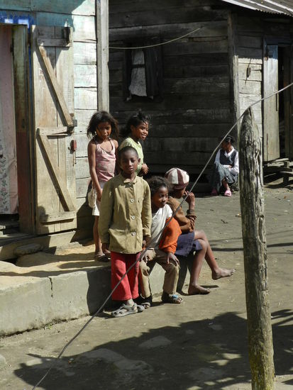 Kinder sind genauso neugierig wie Touris und posen nach anfänglicher Scheu dann umso lieber für ein Foto.