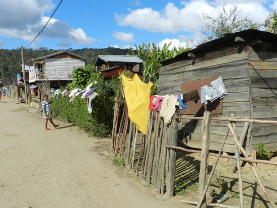 Je weiter man ans Ende des Dorfes kommt, desto ärmlicher werden die Hütten.