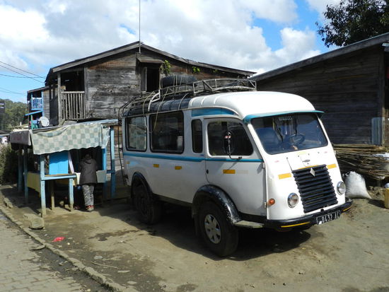 Uralte Sammeltaxen verbinden die Dörfer und Städte untereinander.