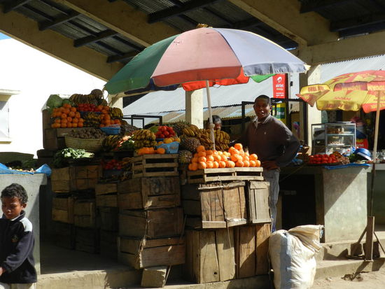 Einen kleinen überdachten Markt gibt es auch im Dorf.