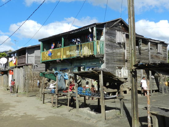Im Dorfmittelpunkt gegenüber des Marktes stehen auch zweistöckige Holzhütten.