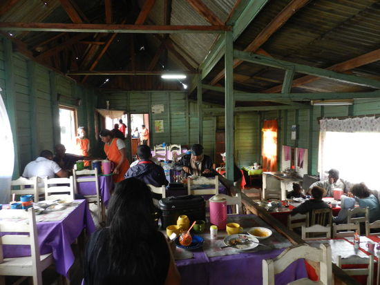 Ein Restaurant am Halteplatz der Taxi-Brousse, den Minibussen.
