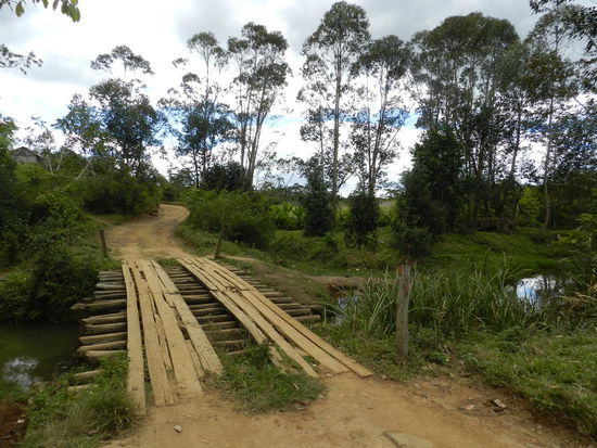 Der Weg zur Lodge  geht von der RN 2 noch einmal querfeldein über einfache Holzbrücken.
