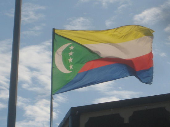 Die Flagge der Komoren über der Hafenverwaltung in Moroni