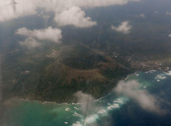 Beim Anflug auf Moroni schaut man fast genau in den Krater