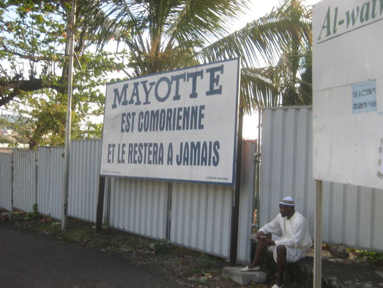 Die Union der Komoren betrachten Mayotte (franz. Überseedepartement) als Bestandteil ihrer Union und bringen das auch deutlich zum Ausdruck.