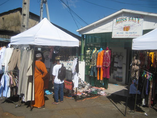 Mode in jeder Größe, aber eher im Geschmack der einheimischen Bevölkerung...