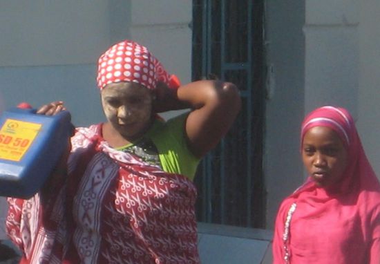 Lehmgeschminkt gehen diese beiden auf dem Straßenmarkt einkaufen.