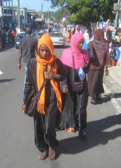 Mal kunterbunt, mal ganz in schwarz und mal gemixt - die Frauen in Moroni kleiden sich sehr unterschiedlich, doch selten westlich.