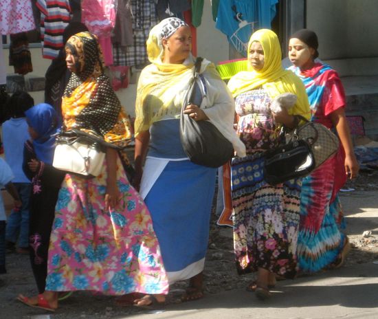 So farbenfroh gefielen mir die Einheimischen doch besser als ganz in schwarz.