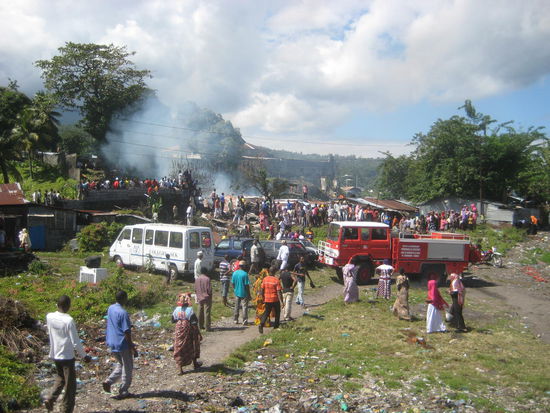 Auf dem Weg zum Volo-Volo-Markt brannte eine Hütte, ein riesiger Menschenauflauf erfolgte binnen weniger Minuten.