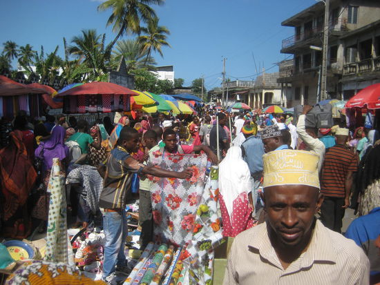 Stoffe, Kleidung, Elektronikschund, Spielzeug, Lebensmittel, Schuhe - alles gibt es dort.