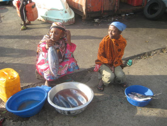 Fischerfrauen verkaufen den Fang ihrer Männer
