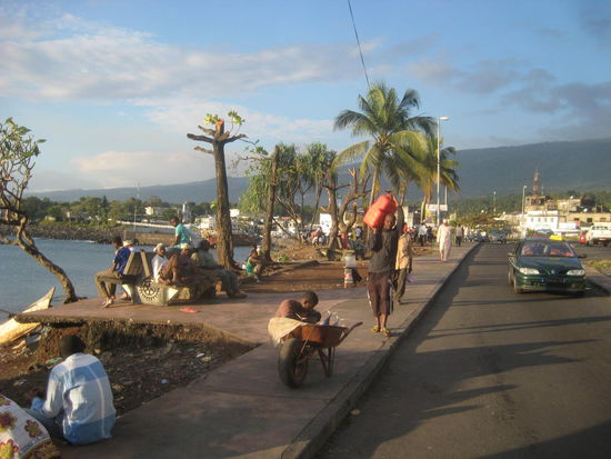 Die Corniche in Höhe des Hafens