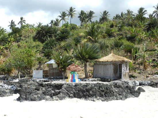 Am Strand ist dem Quastenflossler ein Denkmal gewidmet