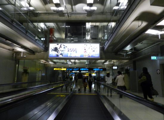 Der erste Eindruck nach dem Verlassen des Flugzeuges: dunkle, lange Gänge, zunächst wenig Leuchtreklame, dann unübersehbar viel