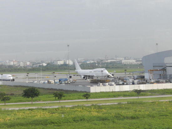 Riesengroß ist der Flughafen von Bangkok und doch übersichtlich und gut organisiert