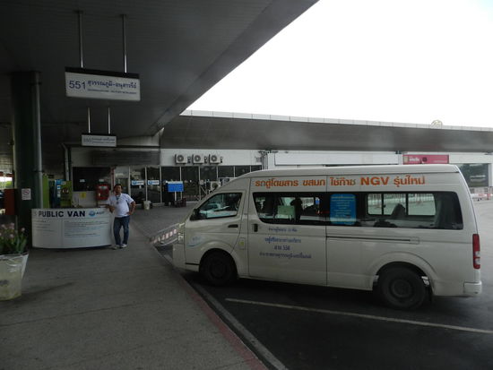 Reisebusse und Minibusse erschließen vom Flughafen aus Bangkok und Thailand