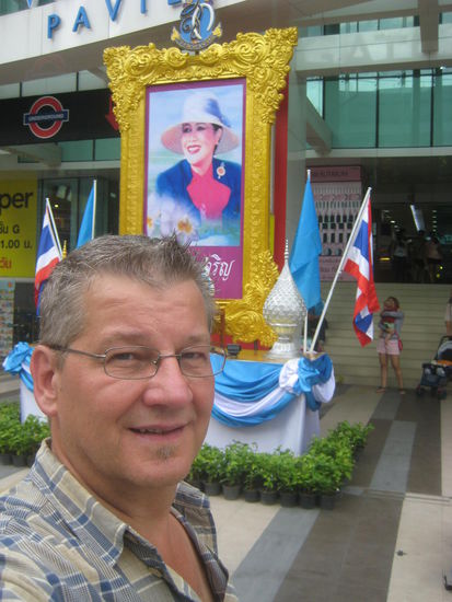 Königin Sirikit wurde in der Woche nach meinem Bangkokbesuch 81, gezeigt werden jedoch überwiegend Bilder von vor 20 Jahren