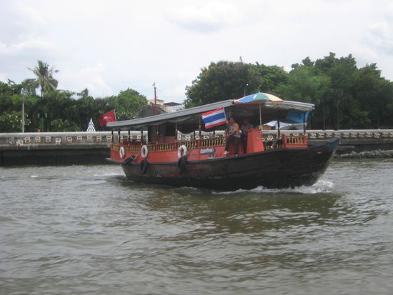 Lastenboote, kleine, mittlere und große Dschunken, Schleppverbünde und schnelle Langboote schlängeln sich aneinander vorbei.