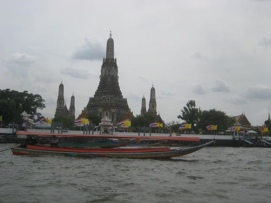 Vorbei am Wat Aurun Tempel ging es downtown