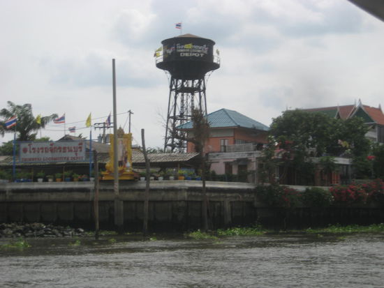 Wasserturm am Ufer