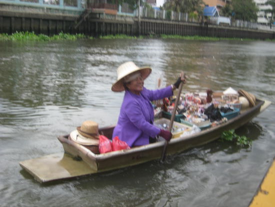 Eine der wenigen verbliebenen Bootsverkäuferinnen, die an Passagierboote heranpaddelt, um Getränke und Souvenirs zu verkaufen.