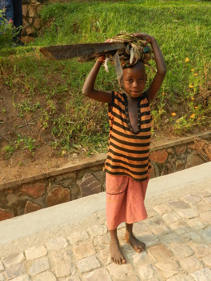 Hier hat der Tourismus noch keine negativen Spuren bei Kindern hinterlassen; kein mal wurden wir angebettelt. Aber viele Kinder wollten gerne fotografiert werden und anschließend das Bild sehen. Dann gab´s Gelächter und den Wunsch nach mehr....