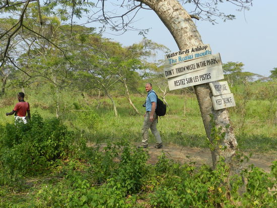 Der Nationalpark kann sowohl zu Fuß, als auch mit dem Fahrzeug erkundet werden.