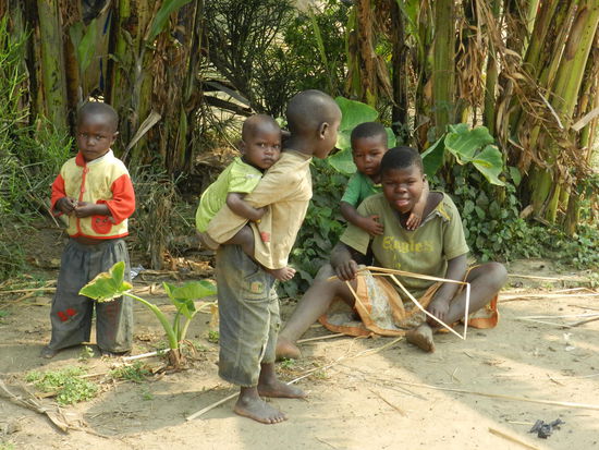 Wer ist wohl neugieriger, die Touris oder die Kinder?