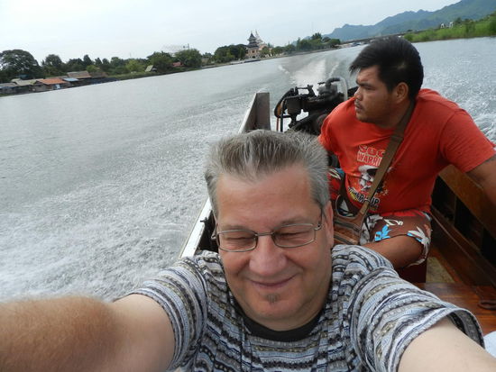 Schmal wie ein Kanu, lang genug, um 6 Personen aufzunehmen, und schnell genug, um an Bootsrennen teilzunehmen: das sind die Boote, mit denen es zur Brücke über den Kwai geht.