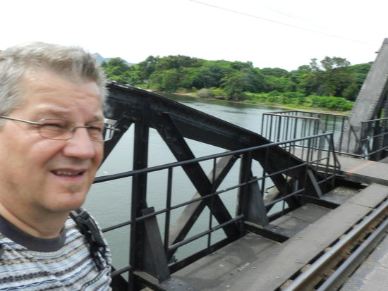 Einspurig rumpeln hier noch immer Züge über den Fluß