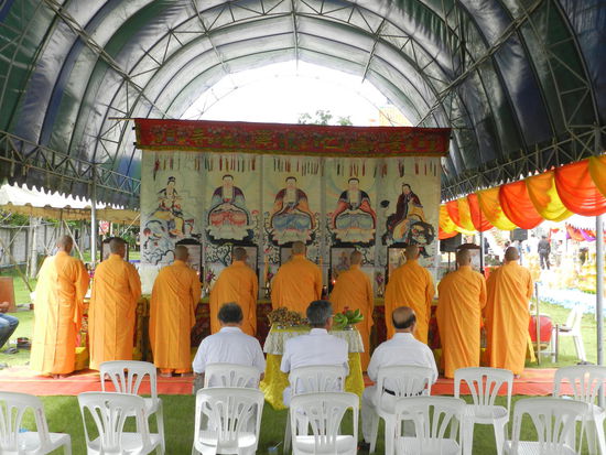 Mönche beim Gebet im Kloster auf der gegenüberliegenden Flussseite