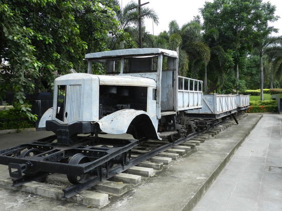 Japanischer LKW, umgerüstet auf Schienenverkehr