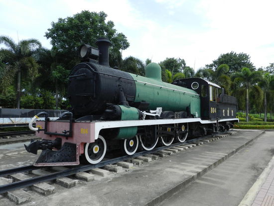 Zeitgenössische Dampfloks stehen am Bahnhof