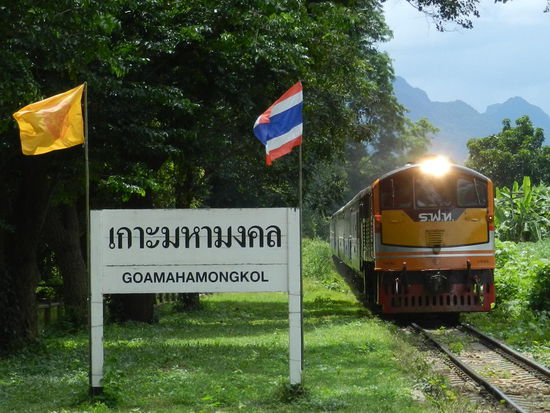 Der Zug fährt "ein", eigentlich hält er auf freier Strecke hinter diesem Schild.