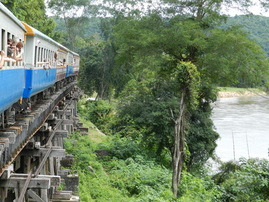 Abenteuerliche Holzkonstruktionen tragen die Schienen entlang des Kwaiufers.