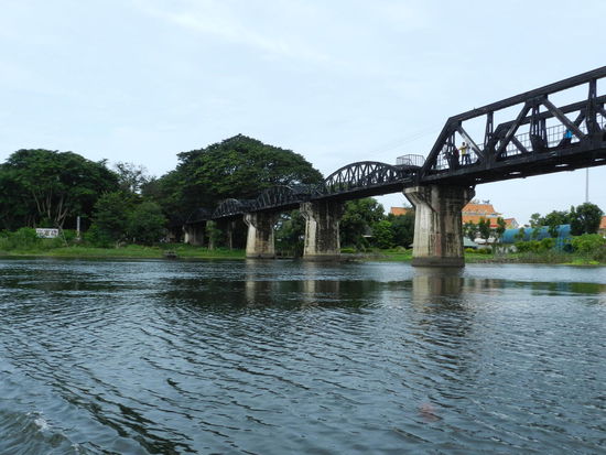 Die Brückenpfeiler sind noch die originalen, es sind auch noch Beschussspuren zu sehen.