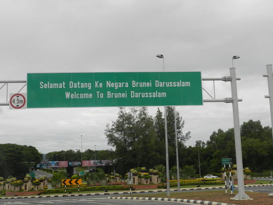 Im Kreisverkehr vor dem Airport wird man aber noch einmal begrüßt