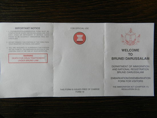 Klare Ansage für Drogenkuriere auf dem Einreiseformular: Todesstrafe! (roter Kasten links)