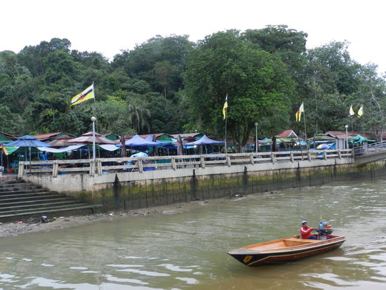 Der "open market" am Kianggehflüsschen