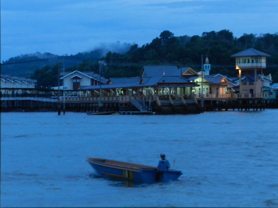Blick von der Waterfront auf Watervillage bei Einbruch der Dunkelheit