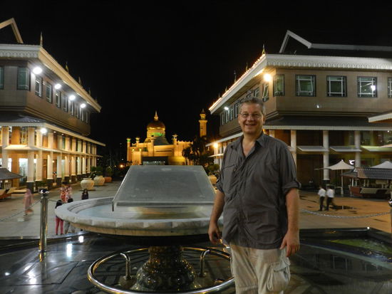 Im Einkaufscenter mit Blick auf die Moschee