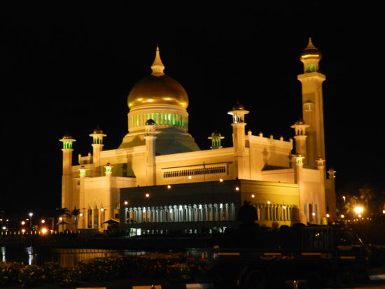 Die Sultan Omar Ali Saifuddin Moschee bei Nacht ...