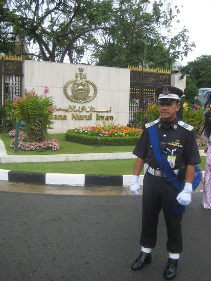 Wachtposten in Paradeaufmachung vor dem Sultanspalast