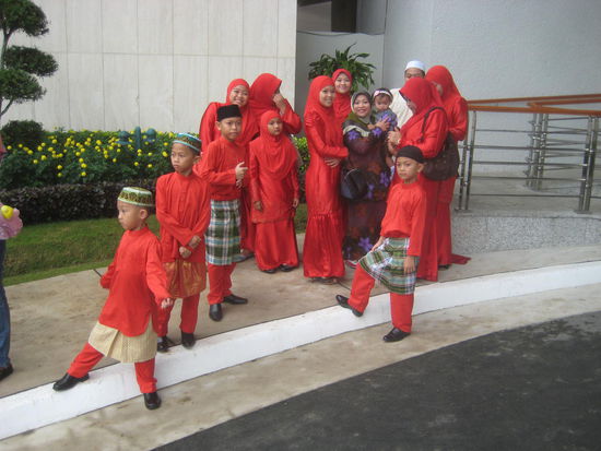 Festlich gekleidet oder auch in Alltagskleidung - ein buntes Bild geben die vielen Besucher aus nah und fern bei diesem Fest ab.