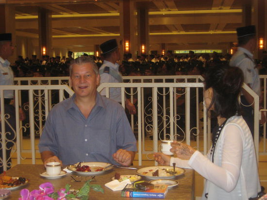 ... aber plaudern mit Menschen aus aller Welt macht Spaß. Meine koreanische Tischnachbarn war völlig aus dem Häuschen, den Sultan sehen zu können.