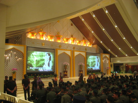 Brechend voll war die Halle und entsprechend lang die Wartezeiten.
